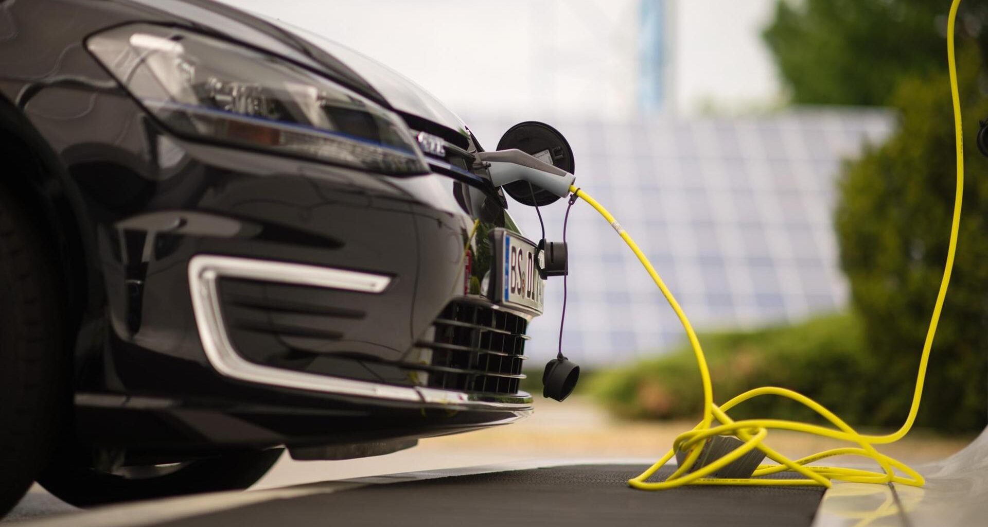 Ein Hybrid-Fahrzeug tankt Strom.