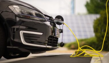 Ein Hybrid-Fahrzeug tankt Strom.