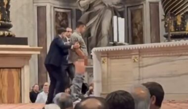 Vatikan: Mann uriniert auf Altar im Petersdom, Papst bestürzt | News