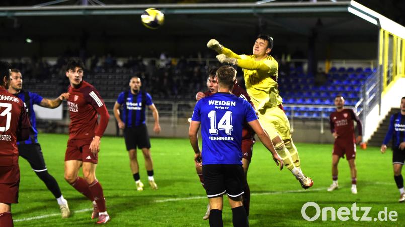 Der Kornburger Keeper Thorben Hochmuth klärt diese Situation mit einer Faustabwehr. Bild: Gerhard Büttner