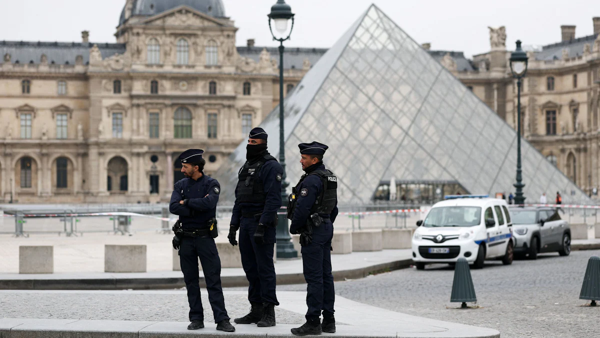 Raubüberfall auf das Louvre: Diebe erbeuten Schmuckstücke von „unschätzbarem historischem Wert“ - Panorama