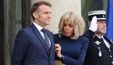 Ein Fussel? Frankreichs Präsidenten-Gattin zupft an Emmanuel Macron | Unterhaltung