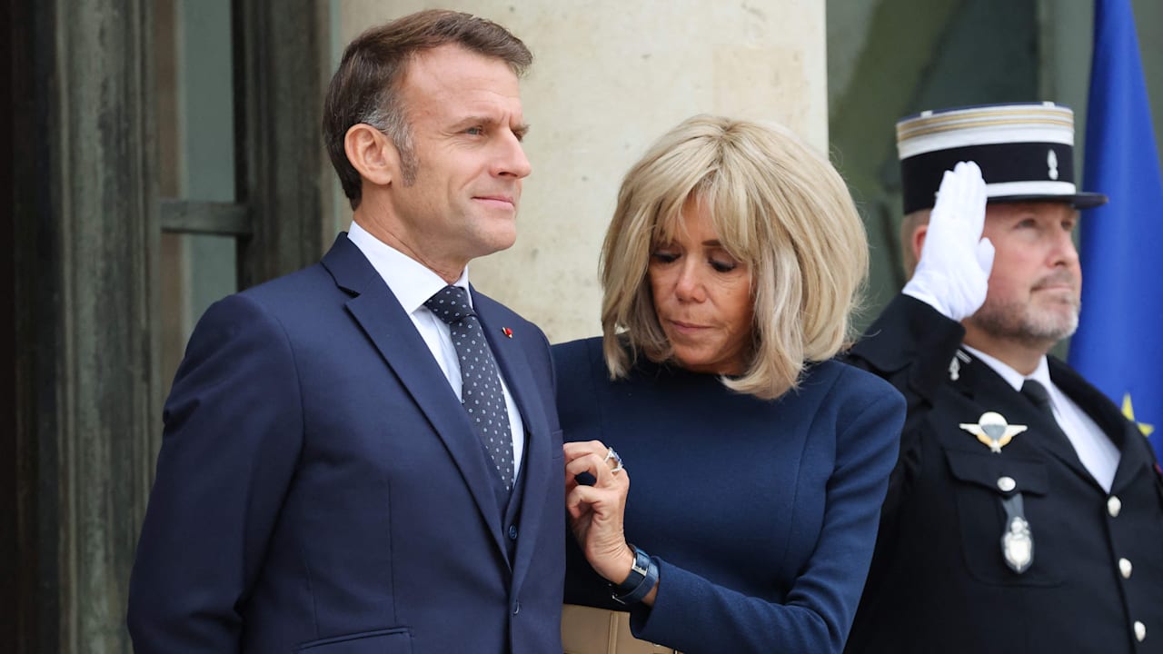 Ein Fussel? Frankreichs Präsidenten-Gattin zupft an Emmanuel Macron | Unterhaltung