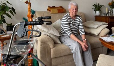 Gisela Helwig (83) sitzt in ihrer Wohnung in Halle-Neustadt. Nach dem Vorfall auf dem Töpfermarkt ist sie dankbar für die Hilfe, die sie dort erlebt hat.