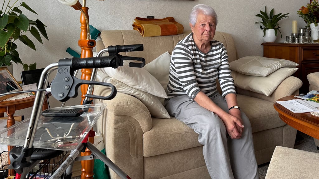 Gisela Helwig (83) sitzt in ihrer Wohnung in Halle-Neustadt. Nach dem Vorfall auf dem Töpfermarkt ist sie dankbar für die Hilfe, die sie dort erlebt hat.