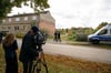 Kamerateams stehen vor einem Grundstück. Im Fall der seit mehr als sechs Jahren vermissten Rebecca aus Berlin-Neukölln sucht die Polizei auf einem Grundstück in Brandenburg nach Beweismitteln wegen des Verdachts eines Tötungsdelikts.