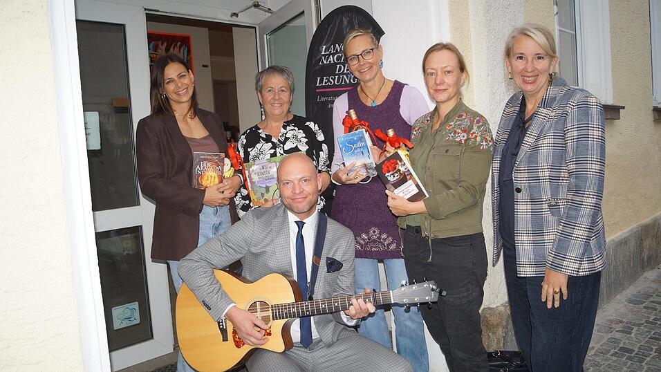 Die Künstler aus Literatur, Kunst und Musik mit Initiatoren vor dem ehemaligen Stadtcafe.