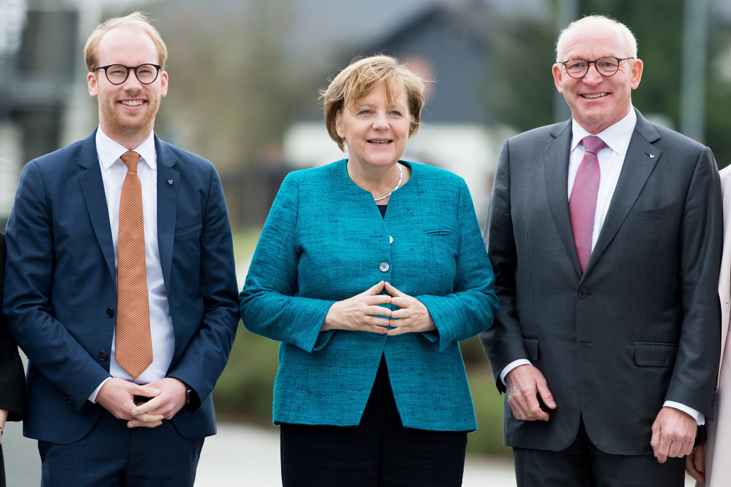 Maximilian Viessmann (links) lernte bei einem Termin im Jahr 2017 die damalige Bundeskanzlerin Angela Merkel kennen – und zwar bei der Einweihung des Forschungs- und Entwicklungszentrums seiner Firma.
