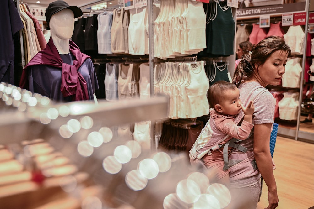 Die Kundschaft schätzt Uniqlo vor allem für seine Basics – vom Unterhemd über die Jogginghose bis zum Daunenmantel. Seinen Ursprung hat die Firma in Japan, wo auch das Bild aufgenommen wurde.