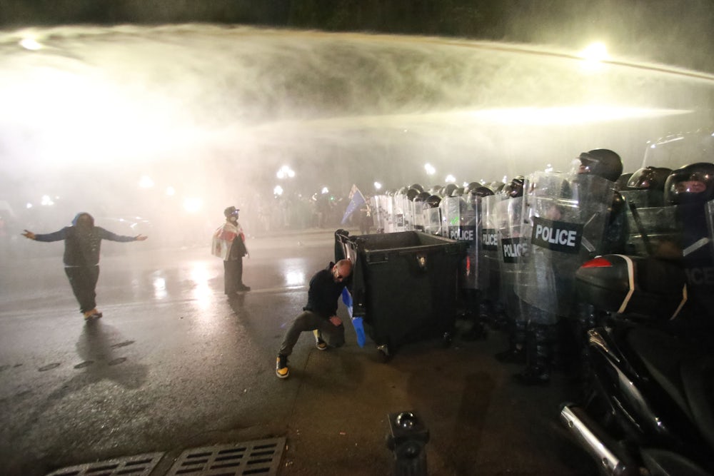 Die Polizei setzt Wasserwerfer ein.