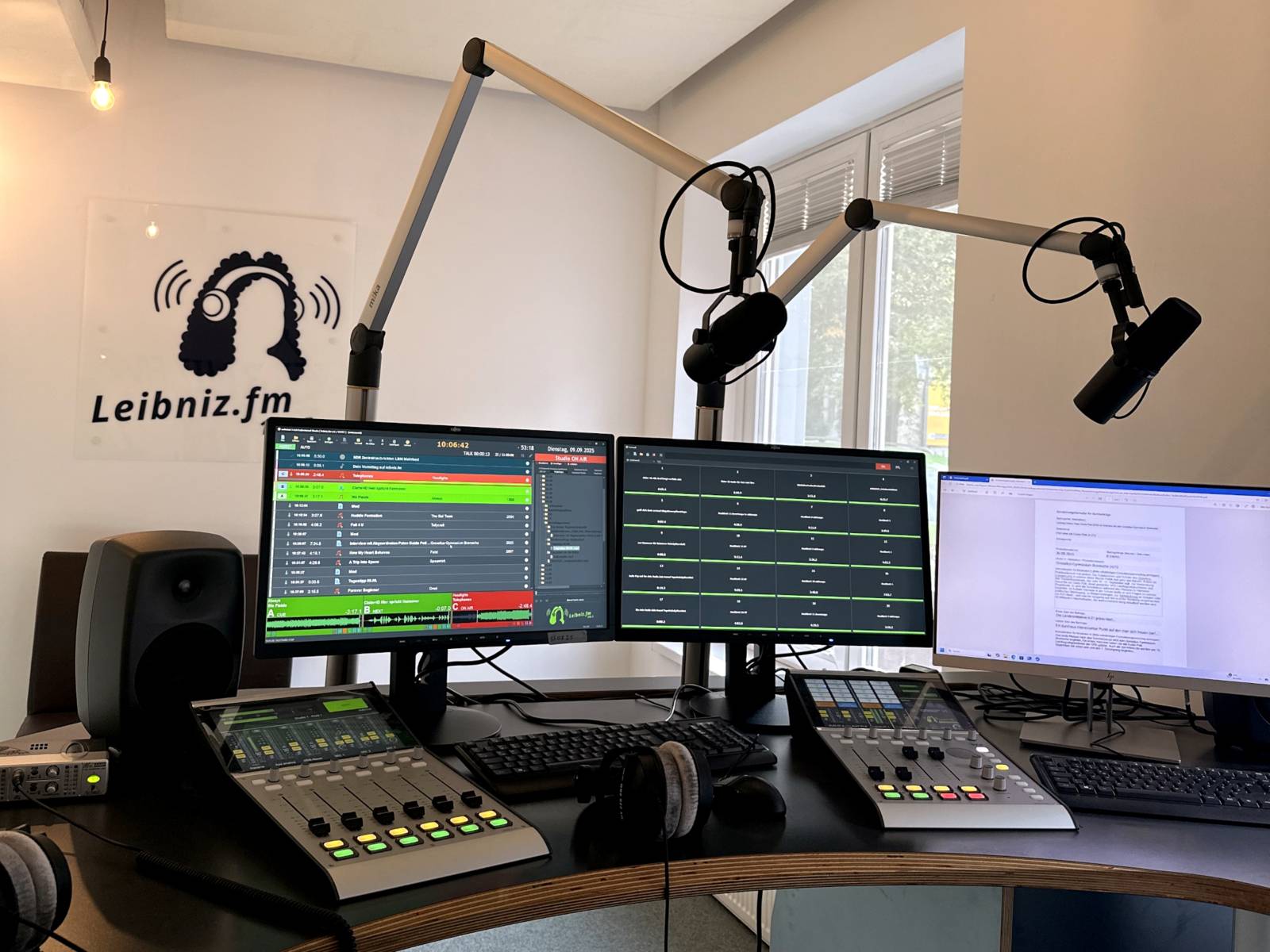 Studio eines Radiosenders mit Mischpulten, Monitoren und weiterer Technik
