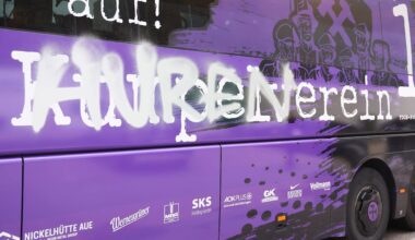 Täter aus Mannheim? Chaoten beschmieren Mannschaftsbus von Erzgebirge Aue | Sport
