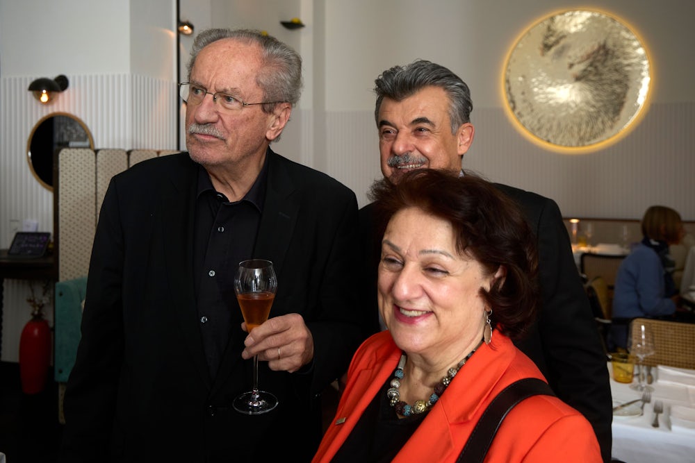 Christian Ude mit Mitra Sharifi Neystanak, Vorsitzende der Arbeitsgemeinschaft der bayerischen Integrationsbeiräte. Pluralismus, sagt sie, habe dort seine Grenze, wo „rassistische Bilder entworfen werden und Migration als solche verteufelt wird“.