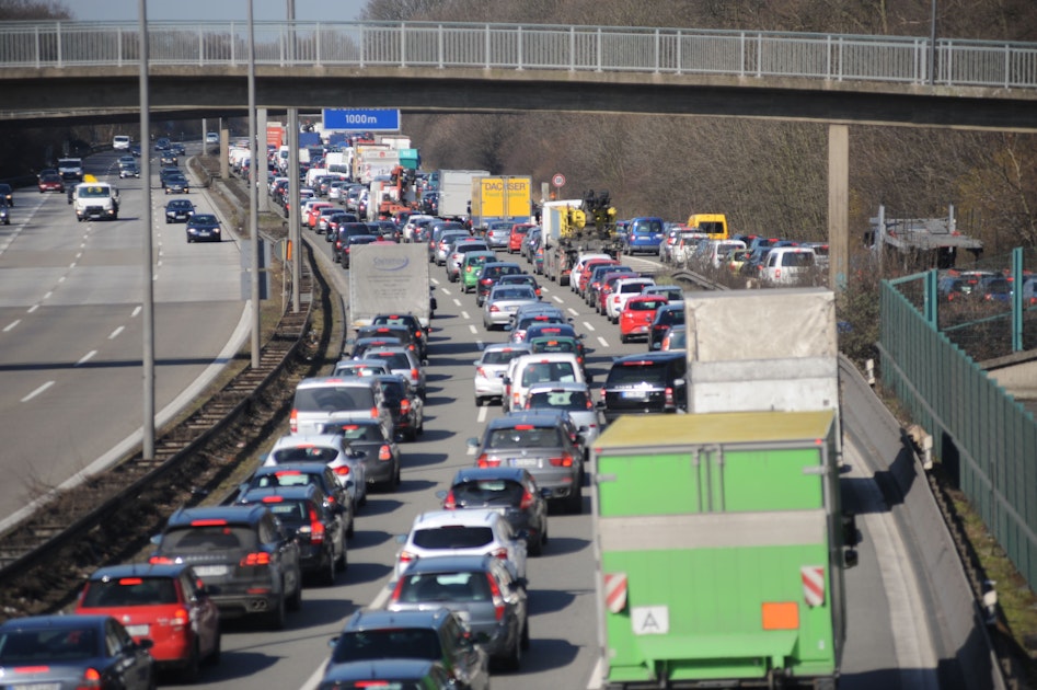 A57 Richtung Kölner City: Auto-Brand sorgt für Mega-Stau