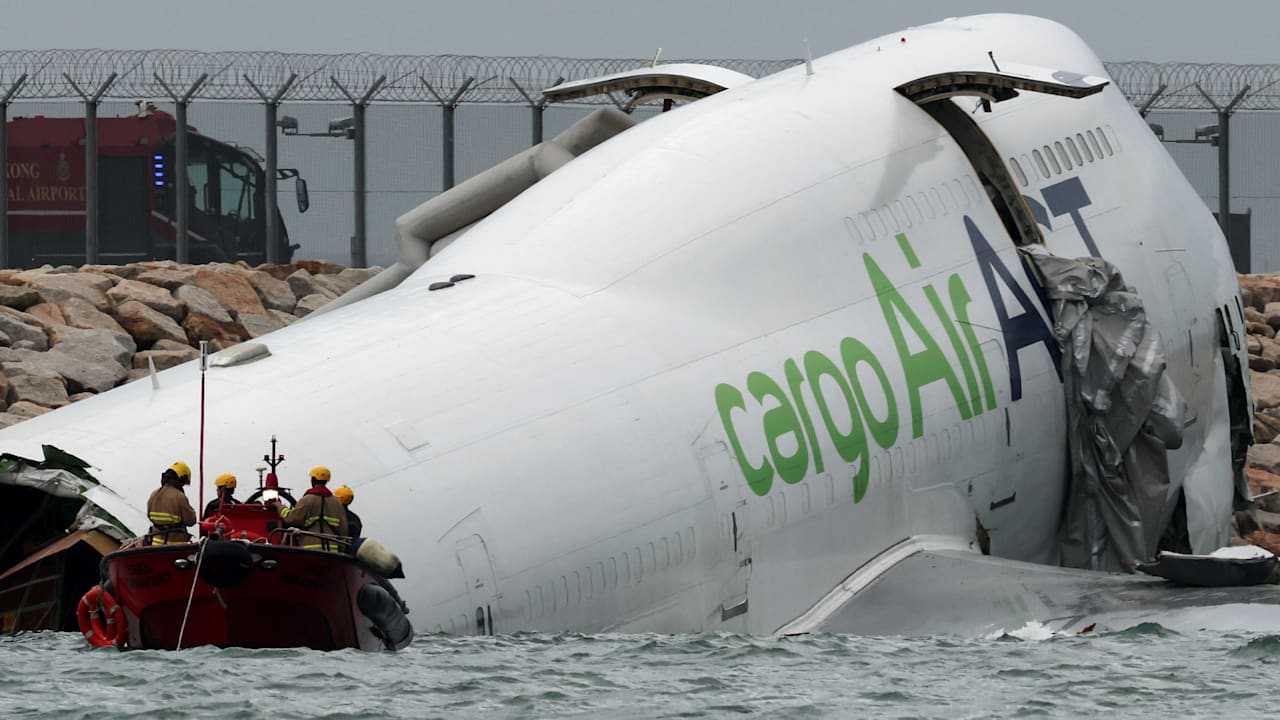 Flugzeugunglück mit zwei Toten: Maschine stürzt nach Landung ins Meer | News