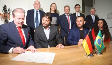 Karnevalisten aus Köln und Rio unterzeichnen Partnerschaftsvertrag