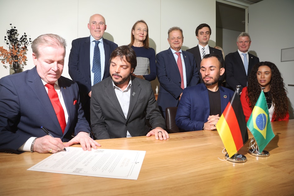 Karnevalisten aus Köln und Rio unterzeichnen Partnerschaftsvertrag