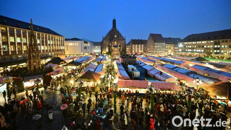Der Nürnberger Christkindlesmarkt ist laut neuesten Erkenntnissen jünger als gedacht. (Archivbild) Bild: Matthias Merz/dpa