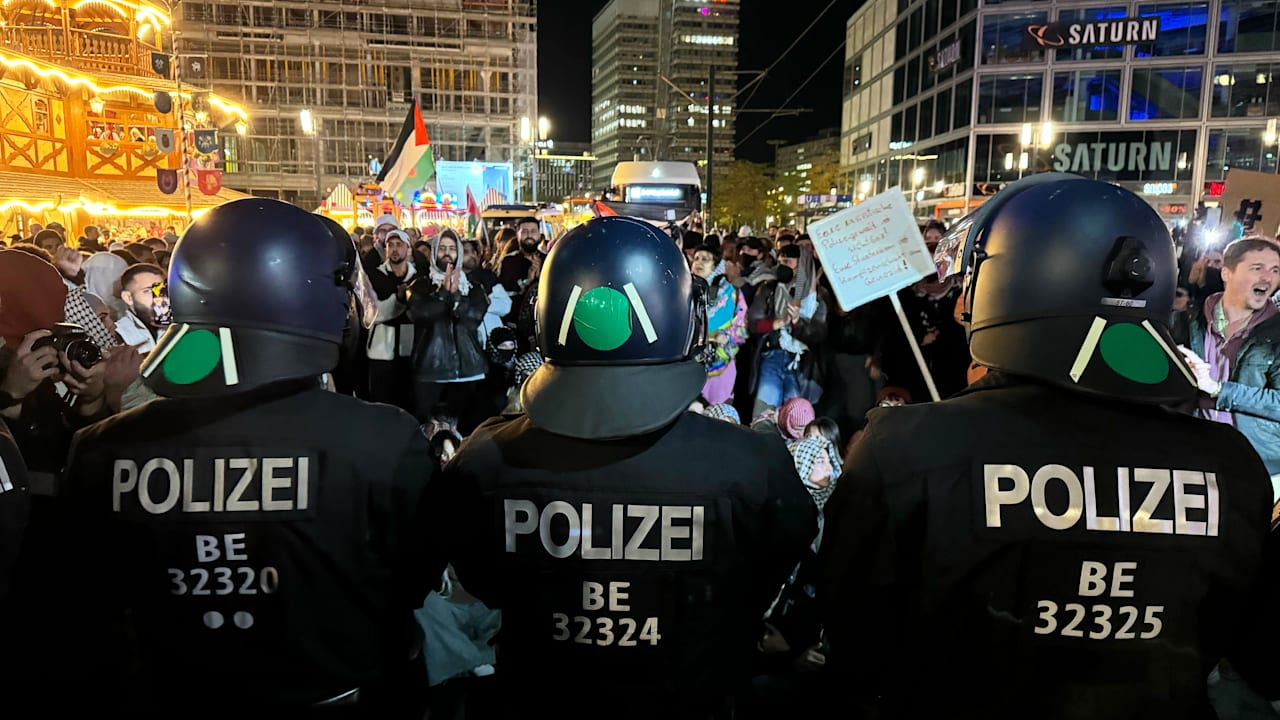 Demo in Berlin eskaliert: 50 Festnahmen, Polizisten verletzt | Regional
