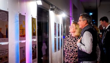 Karikaturen-Ausstellung in Dresden bringt Handwerk und KI auf originelle Weise zusammen