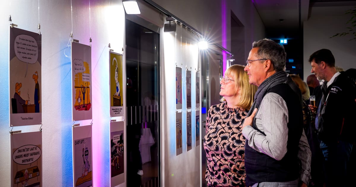 Karikaturen-Ausstellung in Dresden bringt Handwerk und KI auf originelle Weise zusammen