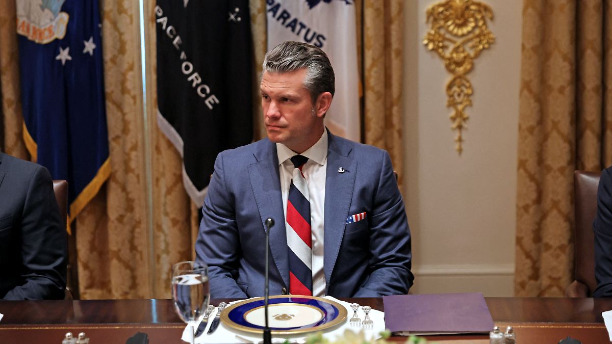 JD Vance verteidigt Minister: Aufregung um Pete Hegseths "russische" Krawatte
