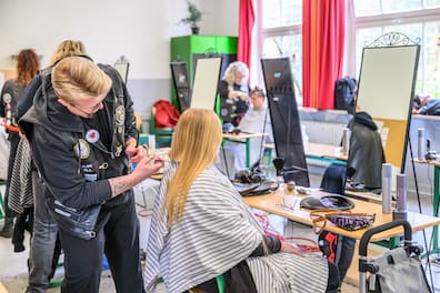 "Barber Angel" Kjell Böhm schneidet Tanja die Haare. Auf einen Friseurbesuch muss die Bürgergeldempfängerin sonst sparen.
