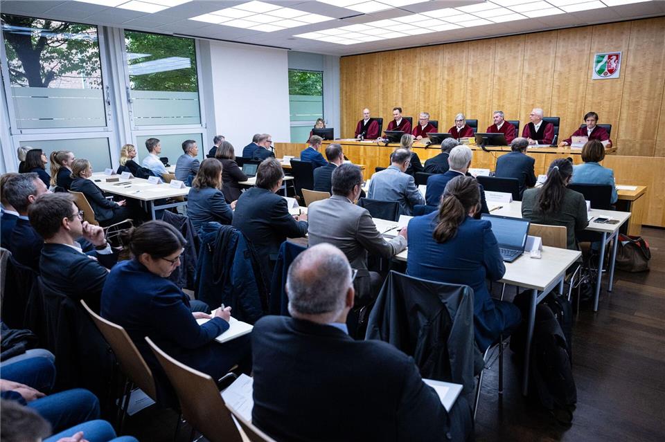 Urteil im Streit um NRW-Gemeindefinanzierung im November  Acht Kommunen aus NRW und das Land haben ihre Vertreter geschickt. Der größte Verhandlungssaal im Oberverwaltungsgericht ist voll besetzt. Guido Kirchner/dpa