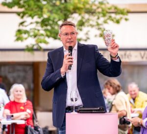 Wahlkampf auf den Plätzen, aber auch "nah bei de Leit"? Ministerpräsident Alexander Schweitzer (SPD). - Foto: SPD RLP