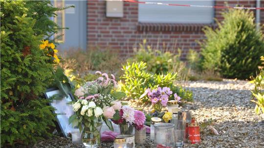 Mann soll seine Partnerin in Gyhum getötet haben: War es ein Femizid? Am Sonntag stehen viele Blumen und Kerzen vor dem Haus in Gyhum am Hülsenbusch. Auch ein Foto der getöteten 30-Jährigen ist zu sehen, die Anteilnahme ist groß.