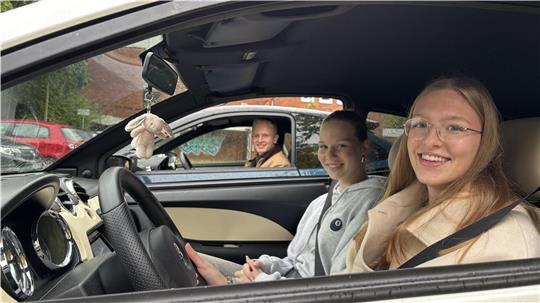 Annie und Lottie (von rechts) fahren gemeinsam mit dem Mopedauto zur Schule. Auch Tinus fährt täglich mit seinem Wagen in Bederkesa vor.