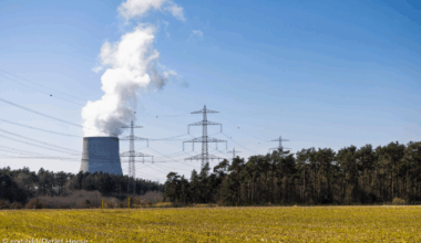 Atomkraftwerk mit Wiese und Strommast
