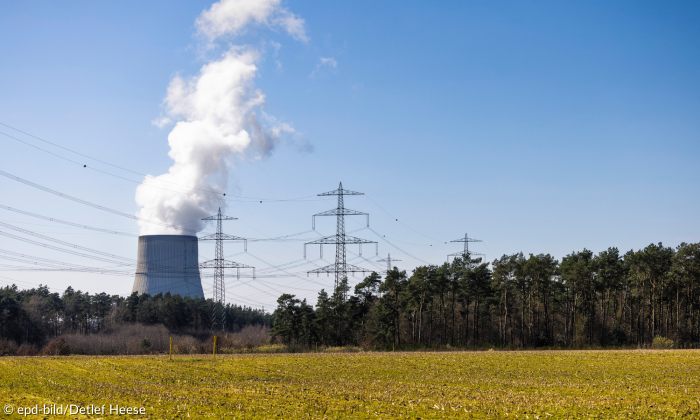 Atomkraftwerk mit Wiese und Strommast