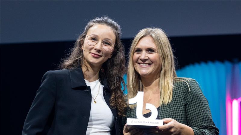 Autorin Lilly Lucas (rechts) ist „Autor*in des Jahres“.