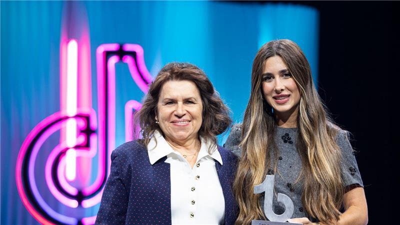 Autorin Mercedes Ron (rechts) ist die „Bestseller-Autorin des Jahres“.