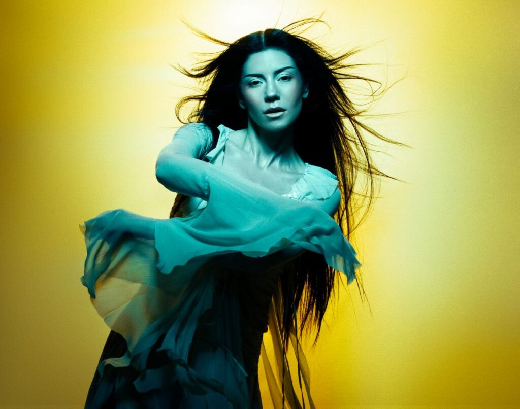 MARINA Pressefoto mit gelbem Hintergrund