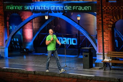 Comedian Mario Barth tigerte gewohnt hyperaktiv vor seiner großstädtischen Bühnendeko hin und her.