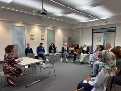 Schulungsteilnehmer:innen bei der Ausbildung zu Kultur- und Sprachmittler:innen in Kitas und Schulen (Quelle: Landratsamt Bamberg, Markus Bria)