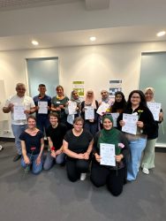 Die neu ausgebildeten Ehrenamtlichen für Kultur- und Sprachmittlung in Kitas und Schulen zusammen mit Daniela Ofner (Stadt Bamberg), Markus Bria (Landratsamt Bamberg) und Agnes Bug-Weidig (AWO Kreisverband Bamberg). (Quelle: Landratsamt Bamberg, Markus Bria)