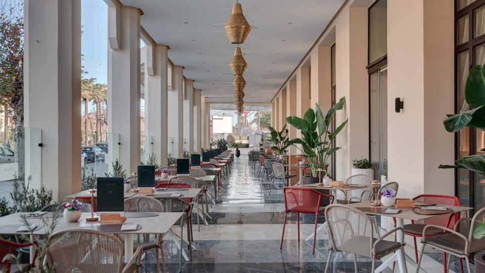 Restaurant-Außenbereich im Barceló Fès Medina in Marokko