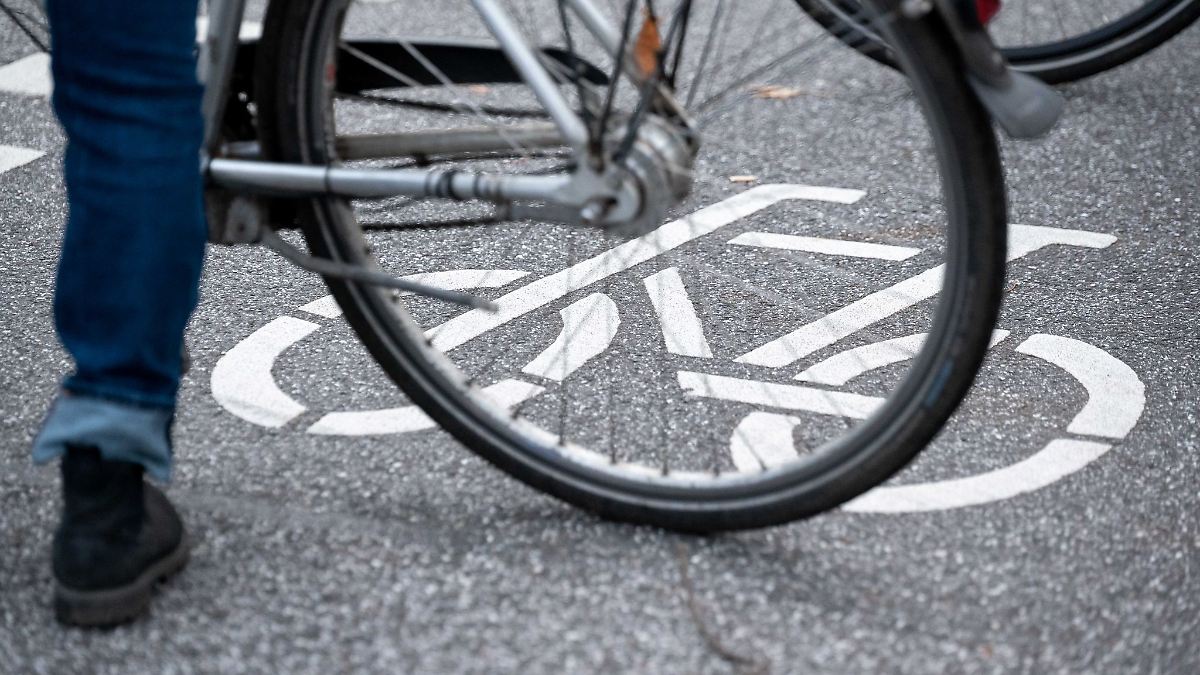 Hamburg & Schleswig-Holstein: Radfahrer bei Lkw-Abbiegeunfall in Barmbek schwer verletzt
