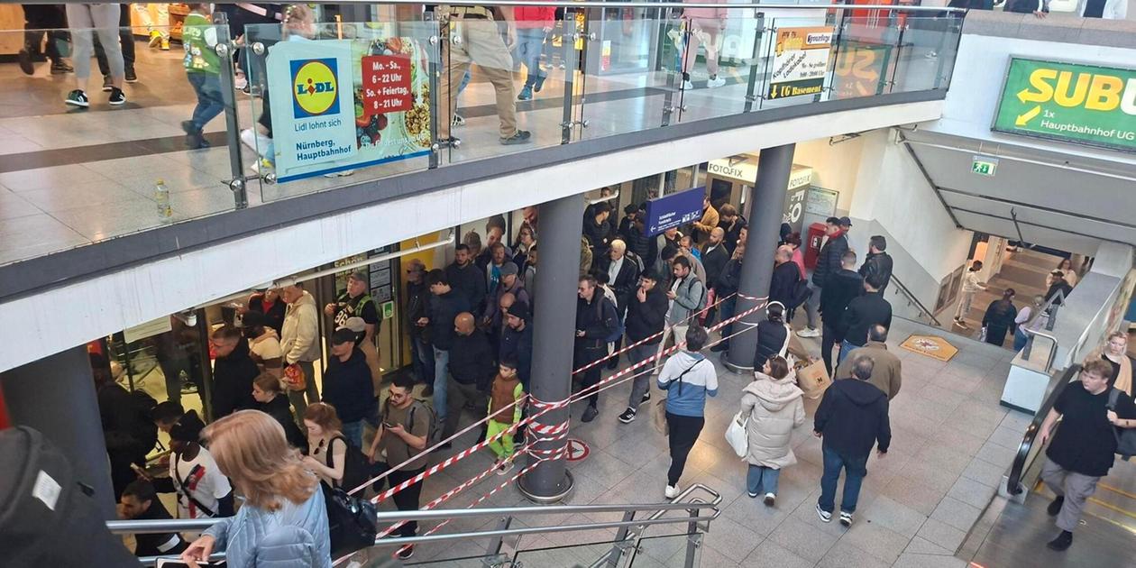 Beim Lidl am Hauptbahnhof Nürnberg stehen die Kunden am 3. Oktober 2025 Schlange
