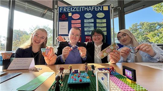 Birla, Kim-Marlen, Lara und Sedrat (von links) haben in Kooperation mit dem Ankerplatz-Verein einen Ort für kreatives Zusammensein geschaffen.