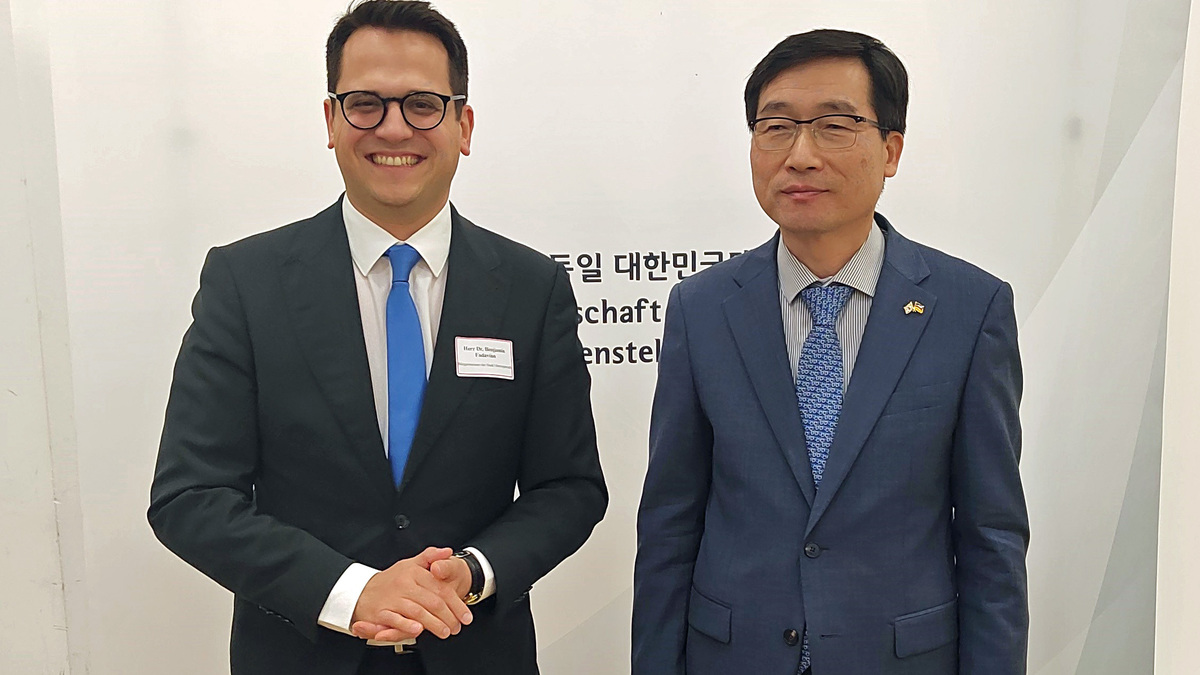 Beste Beziehungen: Bürgermeister Benjamin Fadavian (l.) mit dem neuen Leiter der Außenstelle Bonn der Koreanischen Botschaft, Jae Hoon Min.