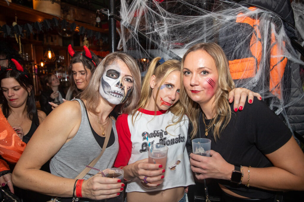 Bei der Halloween-Party bei Boentes geht es richtig rund. Mit ausgeflippten Kostümen, wo man nur hinschaut und schauriger Halloween-Deko wird der Abend zu einer einmaligen Halloween-Party.
(Foto: Boente Halloween)