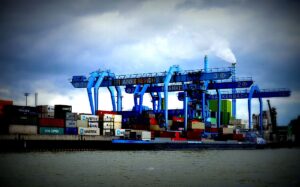 Containerhafen in Mainz: Der Handel geht harten Zeiten entgegen. - Foto: gik