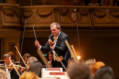 Daniele Gatti bereicherte mit der Staatskapelle die Musikfestspiele. Er leuchtete Mahlers Dritte, das „Monstrum aus dem Höllengebirge“, kräftig aus.
