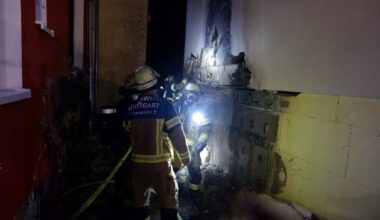 FW Stuttgart: Mülltonnenbrand greift auf Gebäudefassaden über