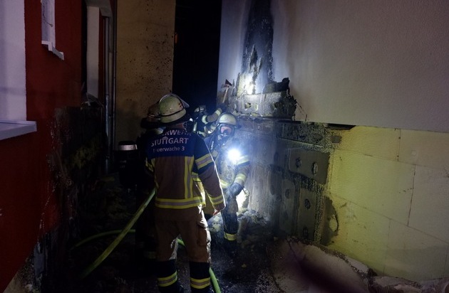 FW Stuttgart: Mülltonnenbrand greift auf Gebäudefassaden über