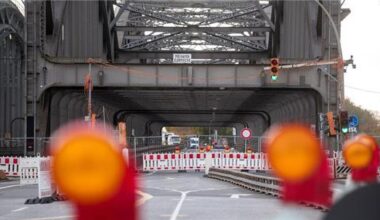 Schiffsunfall in Hamburg: Elbbrücke bleibt gesperrt